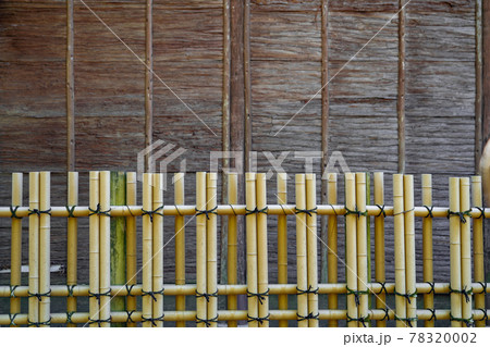 檜皮を使った古民家の壁と竹垣 78320002