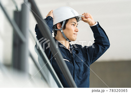 ヘルメットをかぶる現場作業員のポートレート ヘルメットをかぶる現場作業員のポートレート 78320365