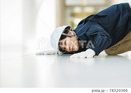 床をチェックする男性作業者 78320366
