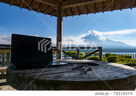 ワーケーション　イメージ　富士山の見える湖畔で 78320454