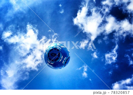 空とサッカーボール 78320857