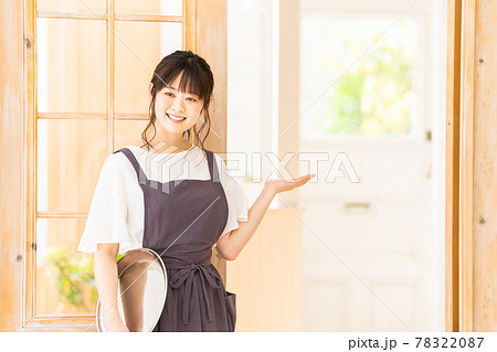 カフェの若い女性店員 カフェの若い女性店員 78322087
