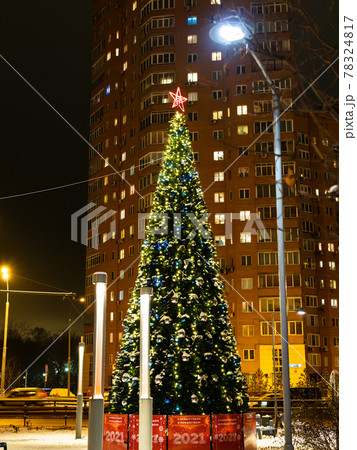 decorated Christmas tree on square in Moscow 78324817