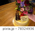 お母さんへのお誕生日ケーキとお花のプレゼント 78324936