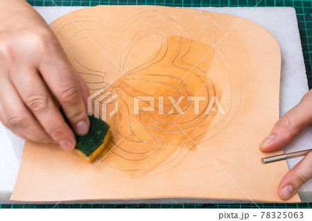 craftsman dampens the ornament on leather craftsman dampens the ornament on leather 78325063