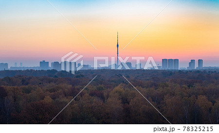 early sunrise over city and urban park early sunrise over city and urban park 78325215