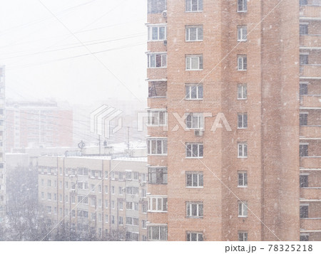 falling snow and apartment houses in city falling snow and apartment houses in city 78325218
