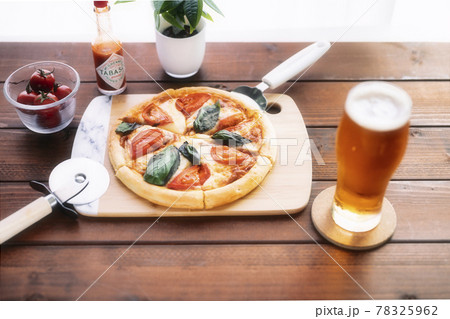 手作りマルゲリータピザと生ビール 78325962