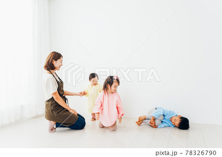 幼稚園で遊ぶ子どもたちと保育士 78326790