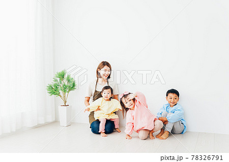 幼稚園で遊ぶ子どもたちと保育士 幼稚園で遊ぶ子どもたちと保育士 78326791