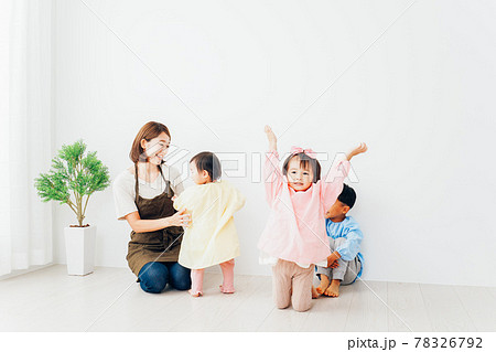 幼稚園で遊ぶ子どもたちと保育士 幼稚園で遊ぶ子どもたちと保育士 78326792