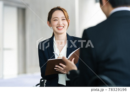 打ち合わせで話を聞くキャリアウーマン 打ち合わせで話を聞くキャリアウーマン 78329196