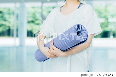 ヨガマットを持つ若い女性 ヨガマットを持つ若い女性 78329323