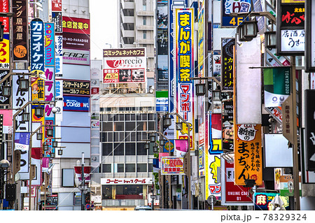 日本の東京都市景観　3度目の緊急事態宣言再延長下。歌舞伎町には白い看板などが目立ちはじめた＝6月3日 78329324