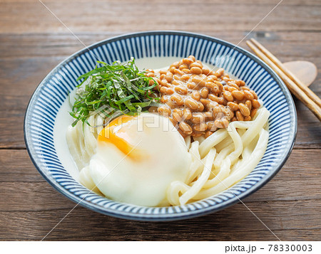 大葉と温泉卵をのせた冷やし納豆うどん 大葉と温泉卵をのせた冷やし納豆うどん 78330003