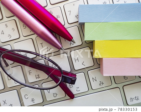 ビジネスイメージ・メガネ・キーボード・女性 78330153