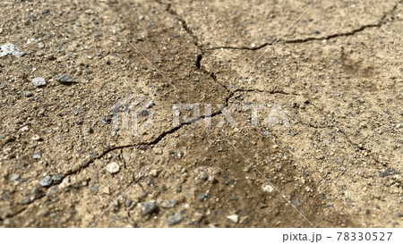 乾燥した大地とひび割れた地面 乾燥した大地とひび割れた地面 78330527