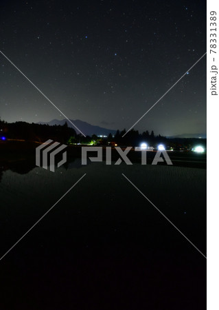 北杜市白州町、星空映す水田(縦・北の空) 北杜市白州町、星空映す水田(縦・北の空) 78331389
