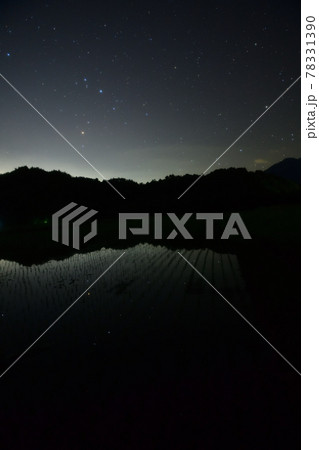 北杜市白州町、星空映す水田(南の空) 北杜市白州町、星空映す水田(南の空) 78331390