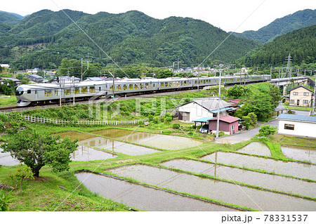 水鏡の田んぼと西武鉄道特急秩父号 LaView 78331537