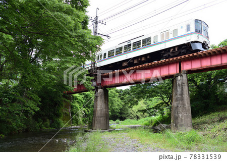 新緑の高麗川の鉄橋を渡る西武鉄道4000系電車 新緑の高麗川の鉄橋を渡る西武鉄道4000系電車 78331539