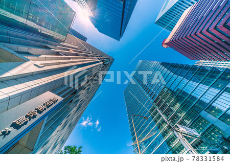 日本の東京都市景観　大手町駅C2b出入口がある経団連会館 78331584