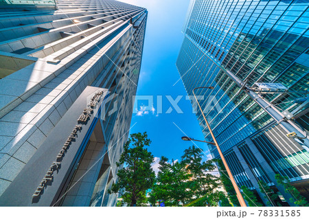 日本の東京都市景観　大手町駅C2b出入口がある経団連会館 78331585