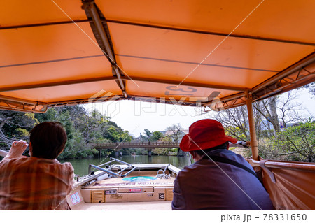 島根県松江市　松江城の堀川めぐり船と観光客 78331650