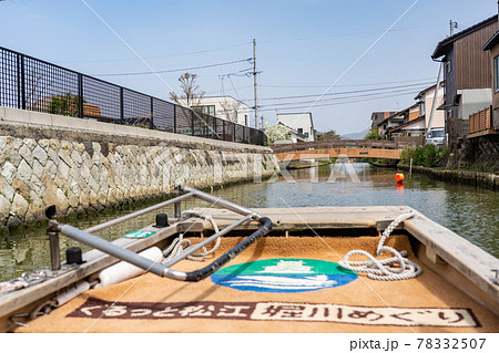 島根県松江市 松江城の堀川めぐり 低い新米子橋に差しかかる遊覧船 島根県松江市 松江城の堀川めぐり 低い新米子橋に差しかかる遊覧船 78332507