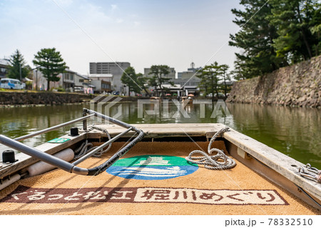 島根県松江市　松江城の堀川めぐり　大手前広場乗船場と石垣　 78332510