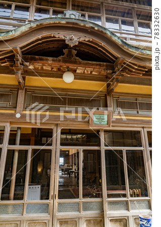 島根県松江市　美保関の青石畳通りから見る古い旅館の美保館 78332630