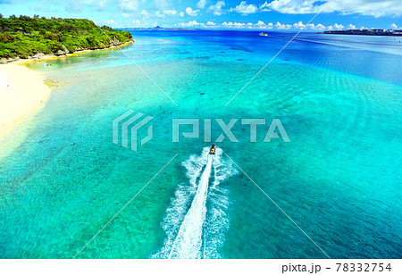 沖縄　瀬底大橋から見た瀬底島の美しい海 78332754