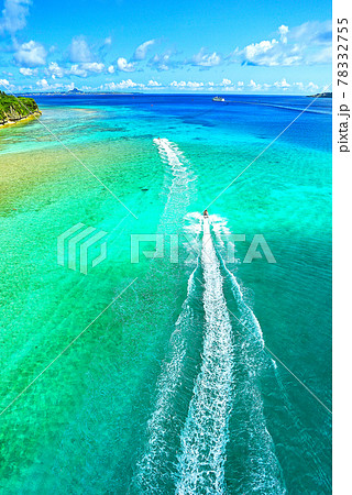 沖縄 瀬底大橋から見た瀬底島の美しい海 沖縄 瀬底大橋から見た瀬底島の美しい海 78332755