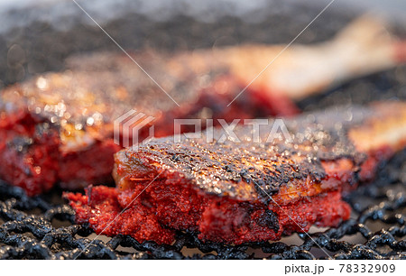 いわしめんたい 七輪で炭火焼き いわしめんたい 七輪で炭火焼き 78332909