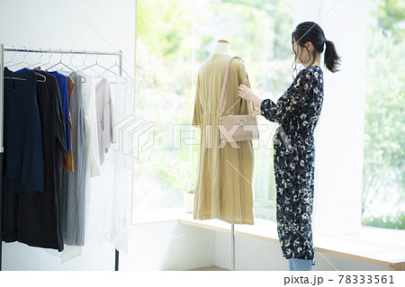 女性　ショップ店員 78333561