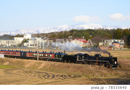 新潟県　JR東日本　羽越本線　SL村上ひな街道号　雪山背景 78333640