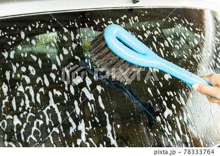 車の後ろの窓を掃除する 78333764