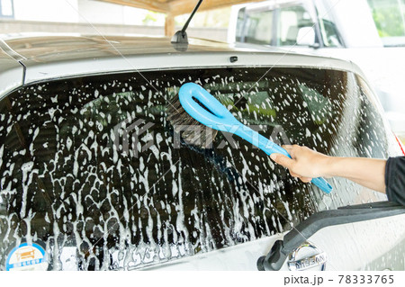 車の後ろの窓を掃除する 78333765