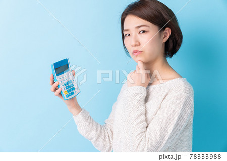 電卓と女性 考える 電卓と女性 考える 78333988