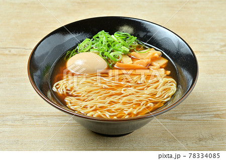 シンプルな具材の醤油ラーメン、しょう油拉麺、醤油らーめん。煮卵、シナチク、ネギ。 78334085