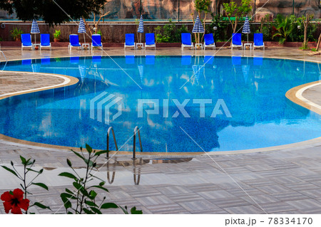 Swimming pool with clear water at a tropical resort 78334170