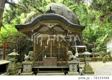 磐船神社拝殿とご神体の天の磐船【大阪府交野市】 磐船神社拝殿とご神体の天の磐船【大阪府交野市】 78334488