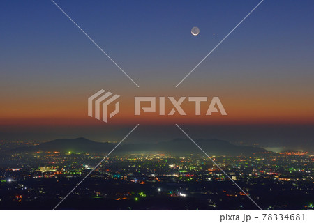 大小山から見た夜明け前の細い月と水星と佐野市の夜景と三毳山 78334681