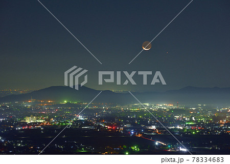 大小山から見た夜明け前の細い月と水星と佐野市の夜景と三毳山 大小山から見た夜明け前の細い月と水星と佐野市の夜景と三毳山 78334683