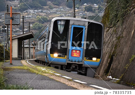 車体を傾け駅を高速通過する特急南風 車体を傾け駅を高速通過する特急南風 78335735