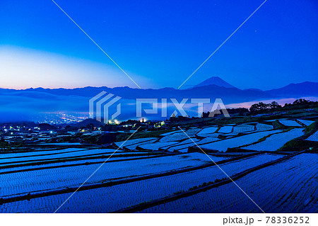 （山梨県）田植えが終わった、中野の棚田の夜明け 78336252