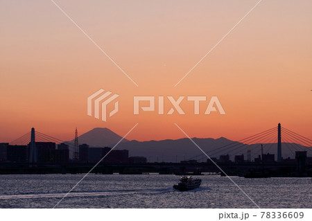 夕暮れの多摩川と富士山と漁船 78336609