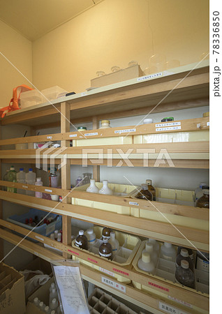 小学校の理科室(薬品庫) 小学校の理科室(薬品庫) 78336850