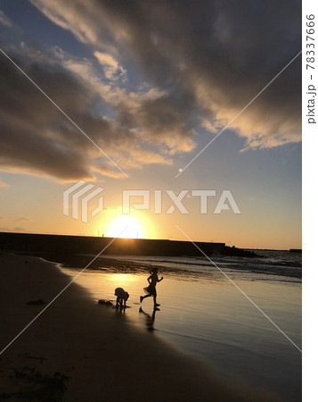 夕方の砂浜で遊ぶ子どもたち 78337666