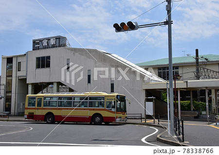 神奈川県中郡二宮町　東海道線二宮駅と駅前ロータリー 78338766